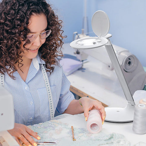 Daylight Halo Table Magnifying Lamp